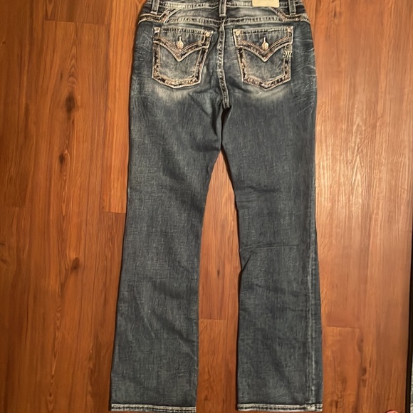 Curvy miss me boot cut, no rips, no stains like new - Picture 4 of 5